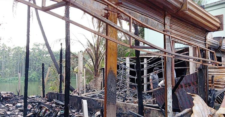 8 shops burnt to ashes in fire in Noakhali